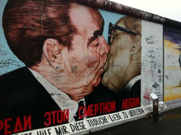 East Side Gallery Kiss